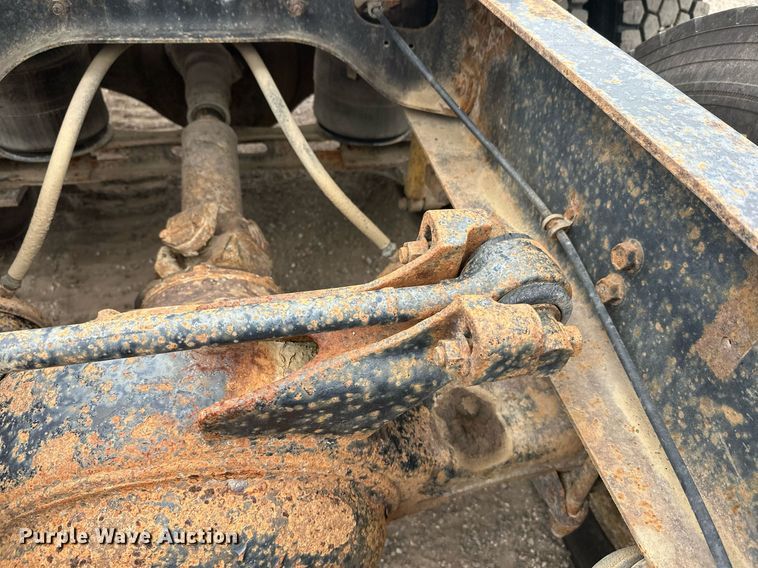 image for item DT6342 1992 International 9400 semi truck