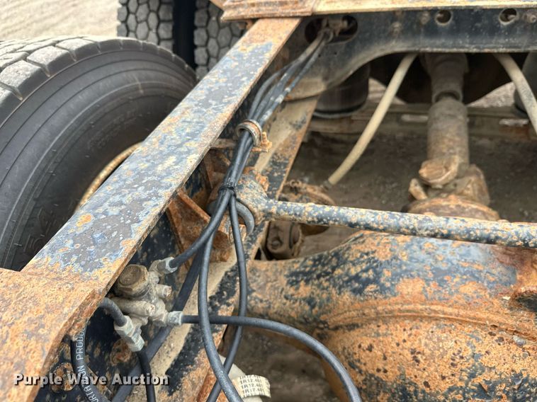 image for item DT6342 1992 International 9400 semi truck