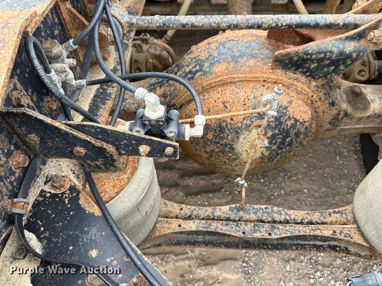 image for item DT6342 1992 International 9400 semi truck