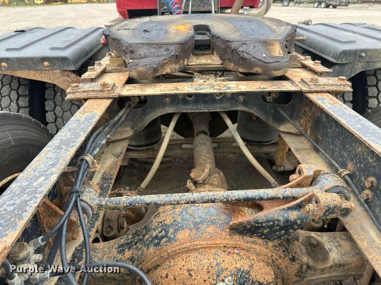 image for item DT6342 1992 International 9400 semi truck