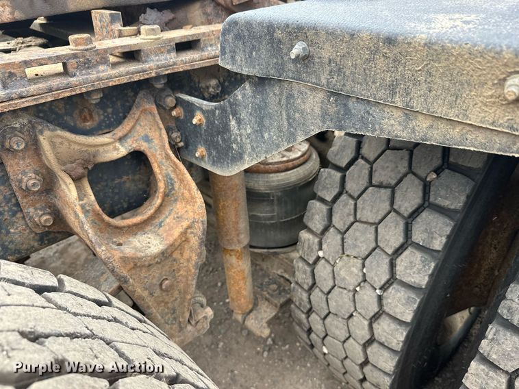 image for item DT6342 1992 International 9400 semi truck