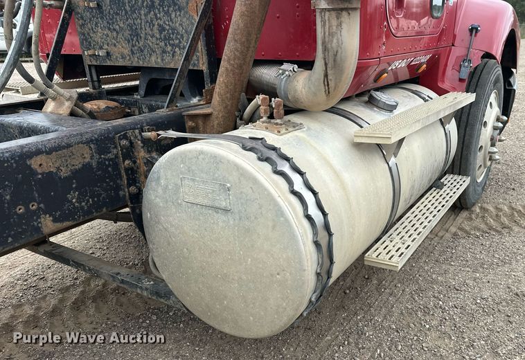 image for item DT6342 1992 International 9400 semi truck