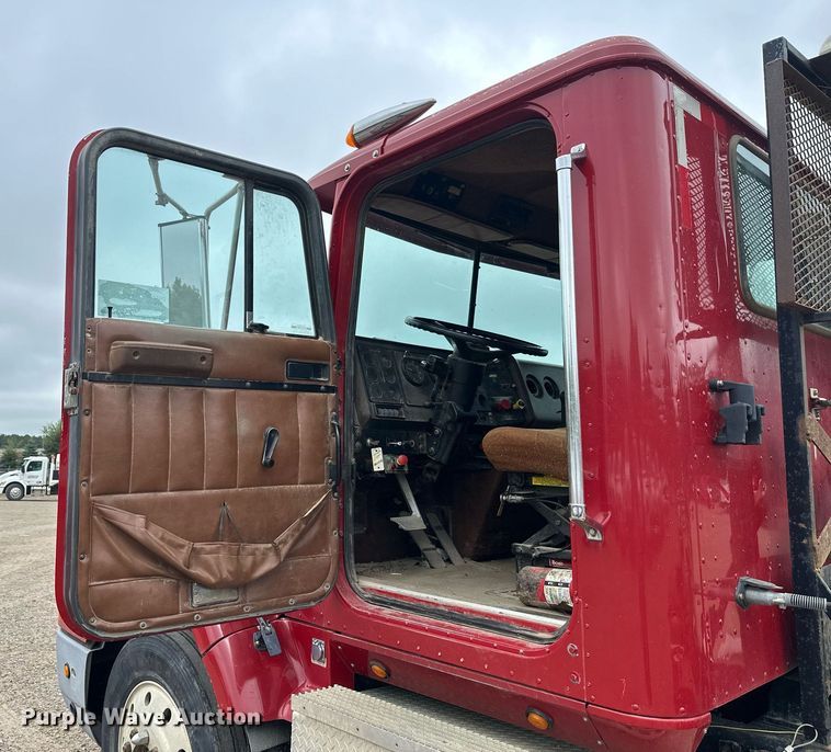 image for item DT6342 1992 International 9400 semi truck