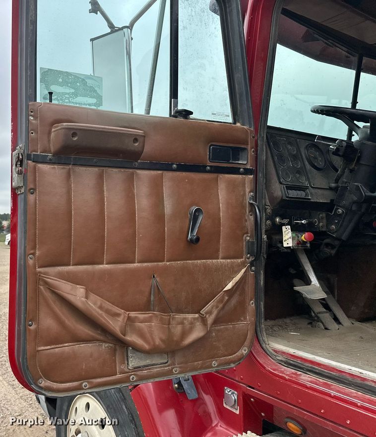 image for item DT6342 1992 International 9400 semi truck