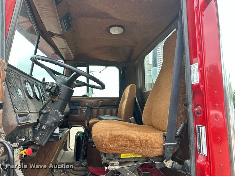 image for item DT6342 1992 International 9400 semi truck