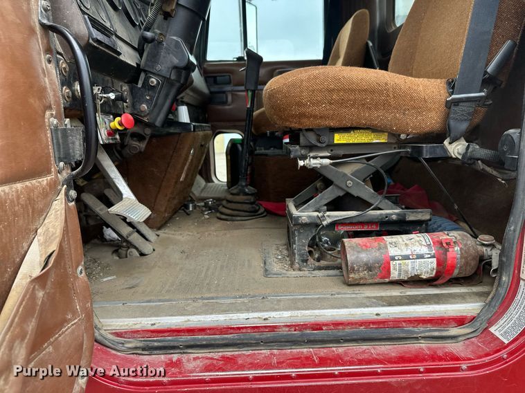 image for item DT6342 1992 International 9400 semi truck