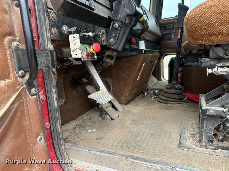 image for item DT6342 1992 International 9400 semi truck