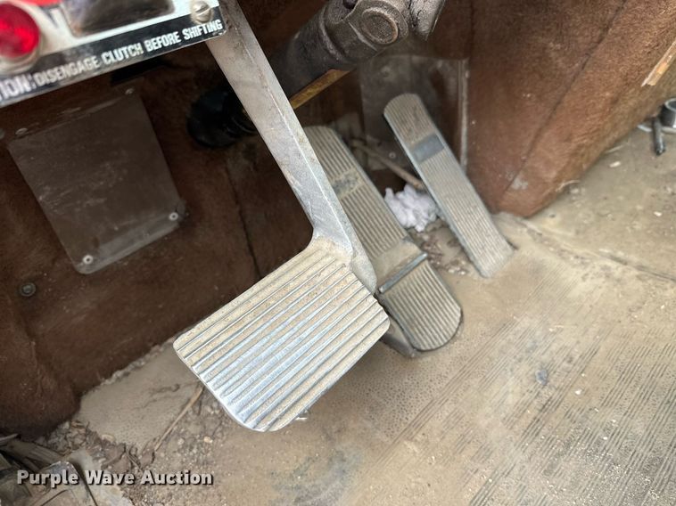 image for item DT6342 1992 International 9400 semi truck