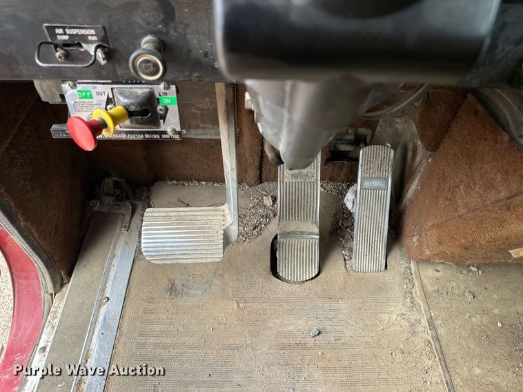 image for item DT6342 1992 International 9400 semi truck