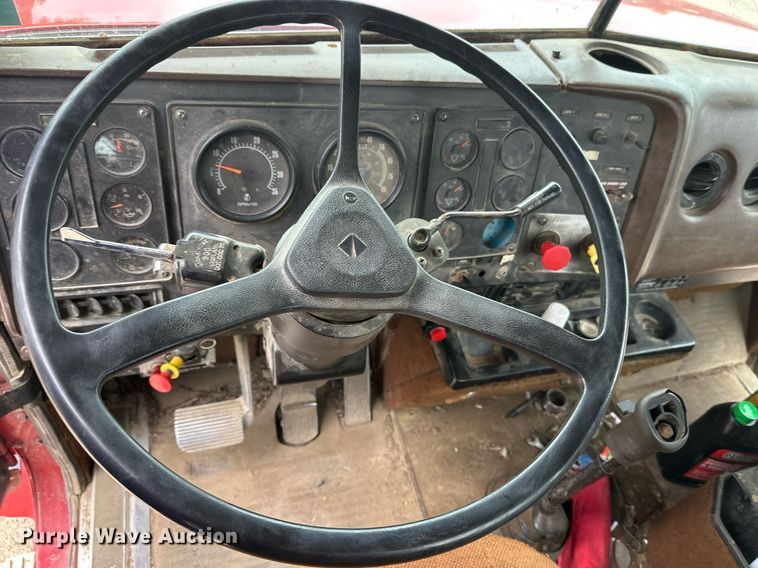 image for item DT6342 1992 International 9400 semi truck