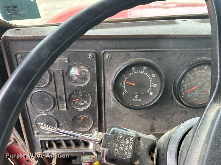 image for item DT6342 1992 International 9400 semi truck