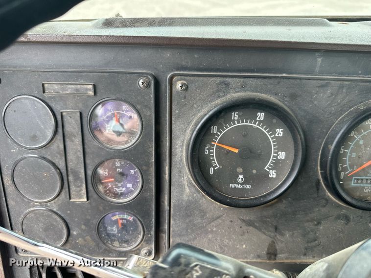 image for item DT6342 1992 International 9400 semi truck