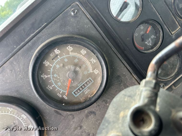 image for item DT6342 1992 International 9400 semi truck