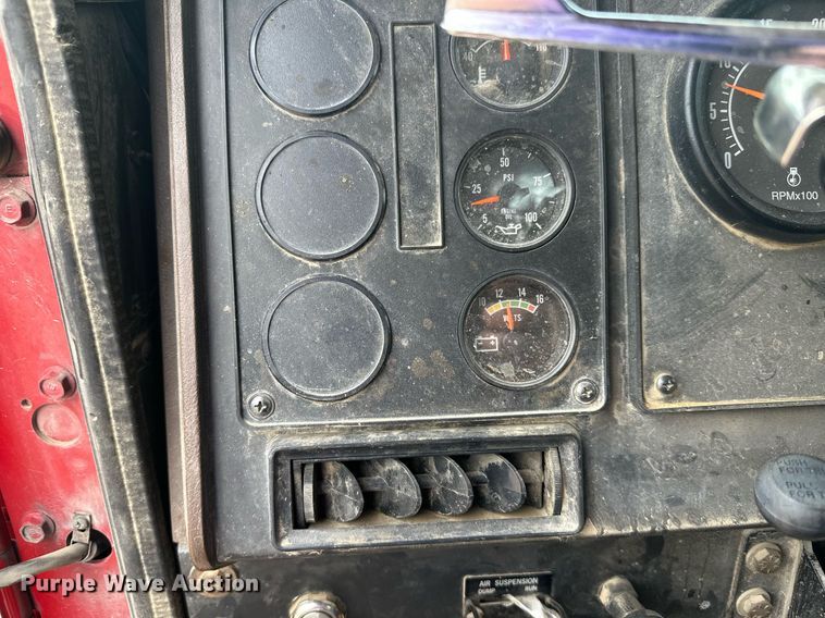 image for item DT6342 1992 International 9400 semi truck