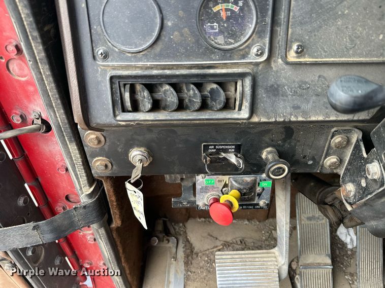 image for item DT6342 1992 International 9400 semi truck