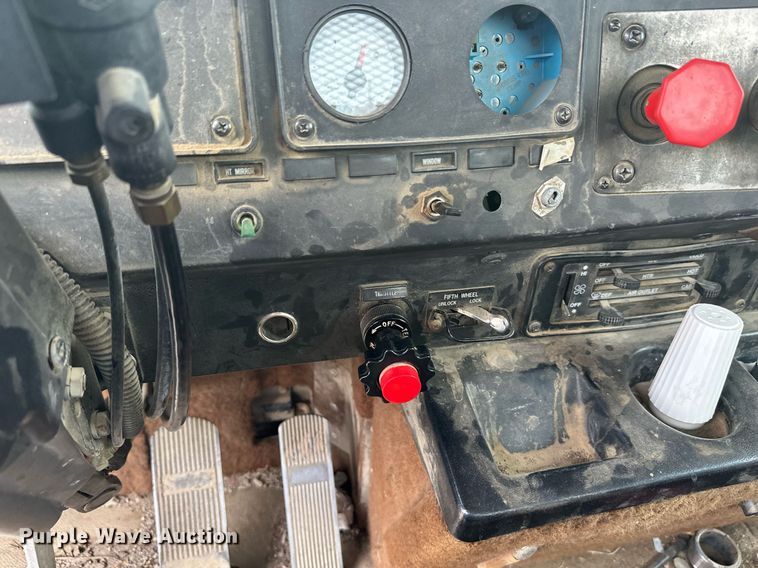 image for item DT6342 1992 International 9400 semi truck