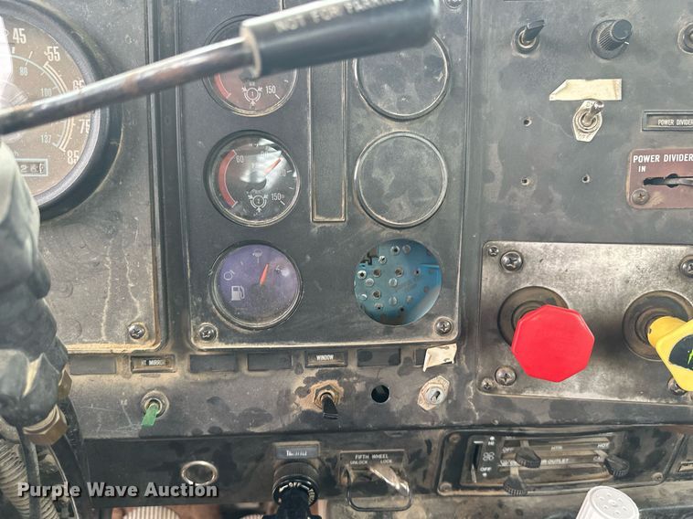 image for item DT6342 1992 International 9400 semi truck