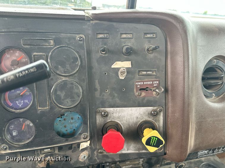 image for item DT6342 1992 International 9400 semi truck