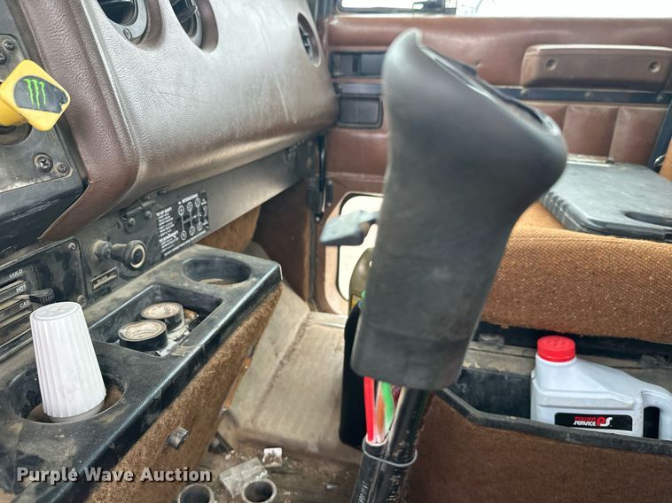 image for item DT6342 1992 International 9400 semi truck