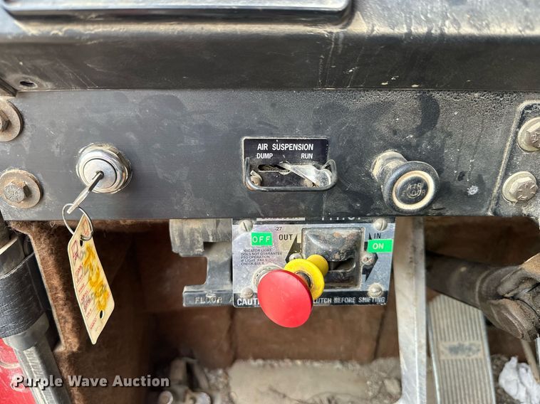 image for item DT6342 1992 International 9400 semi truck