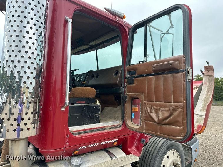 image for item DT6342 1992 International 9400 semi truck