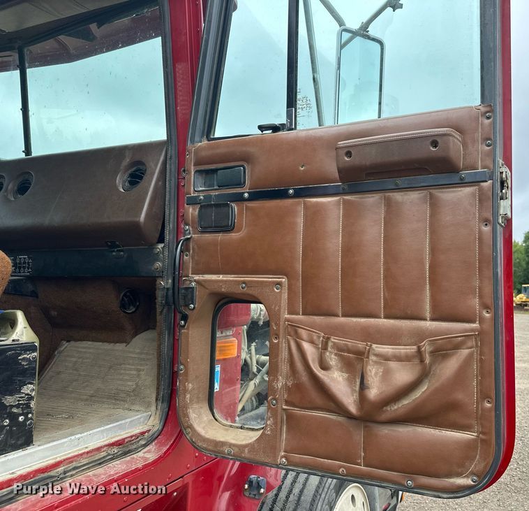 image for item DT6342 1992 International 9400 semi truck