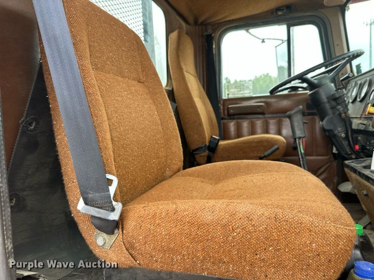 image for item DT6342 1992 International 9400 semi truck