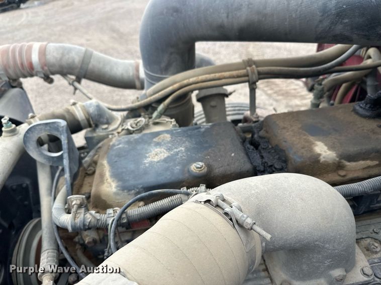 image for item DT6342 1992 International 9400 semi truck