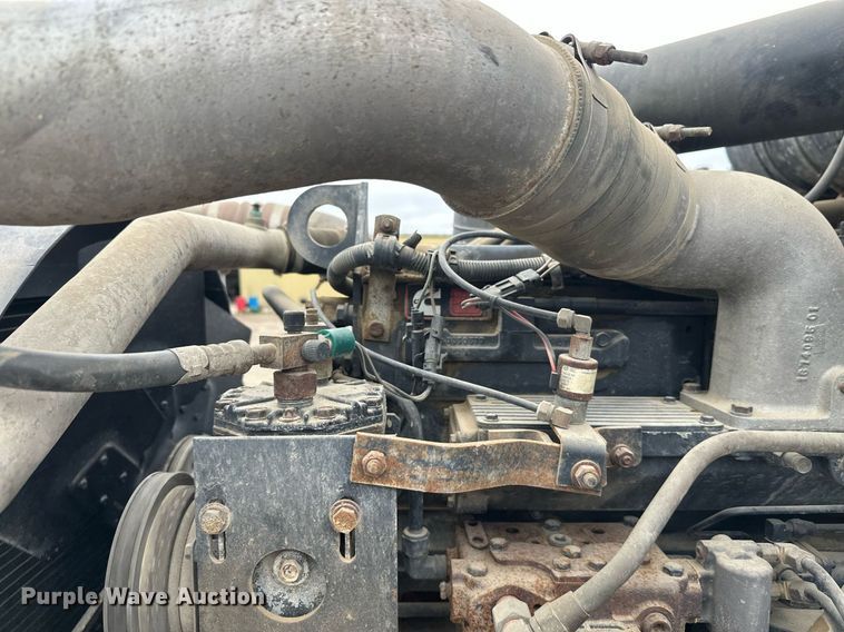 image for item DT6342 1992 International 9400 semi truck