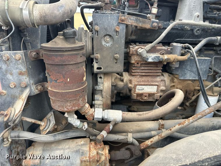 image for item DT6342 1992 International 9400 semi truck