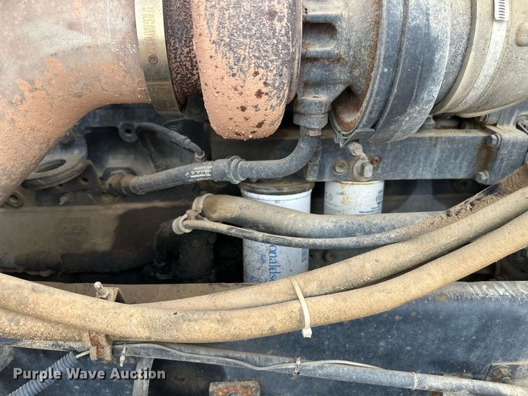 image for item DT6342 1992 International 9400 semi truck