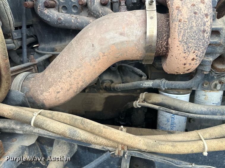 image for item DT6342 1992 International 9400 semi truck