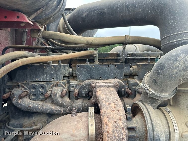 image for item DT6342 1992 International 9400 semi truck