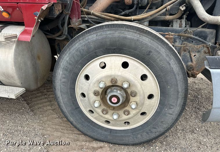 image for item DT6342 1992 International 9400 semi truck