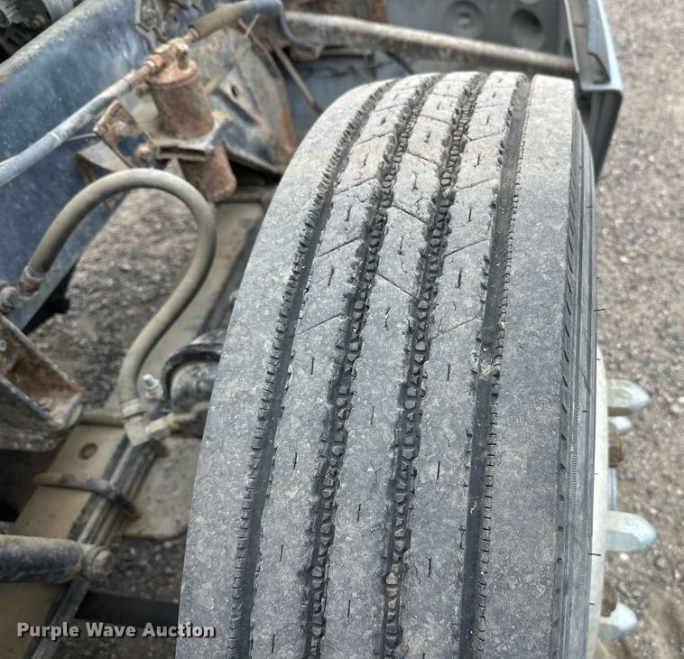 image for item DT6342 1992 International 9400 semi truck