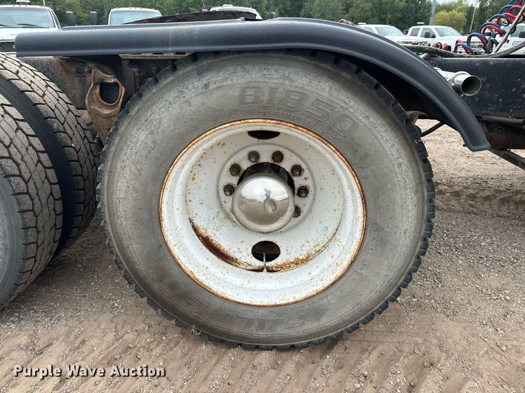 image for item DT6342 1992 International 9400 semi truck