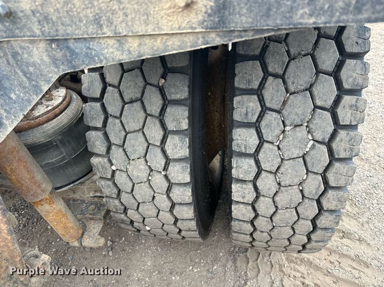 image for item DT6342 1992 International 9400 semi truck