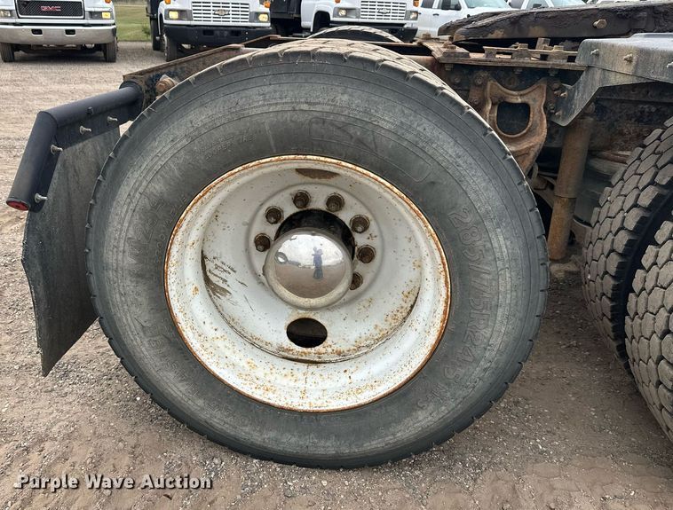 image for item DT6342 1992 International 9400 semi truck