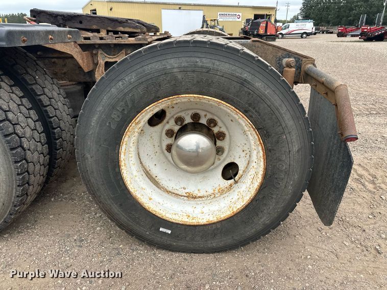 image for item DT6342 1992 International 9400 semi truck