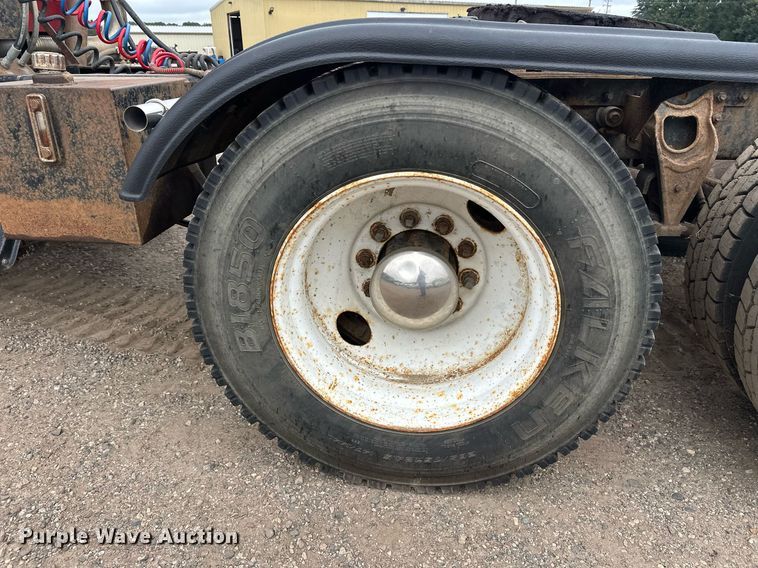 image for item DT6342 1992 International 9400 semi truck