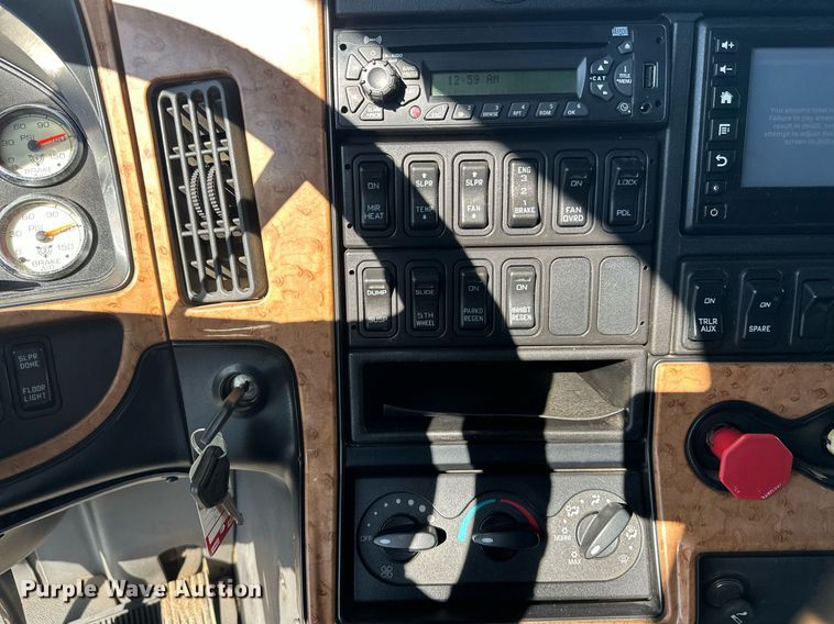 image for item DT6368 2014 International Prostar+ 122 semi truck