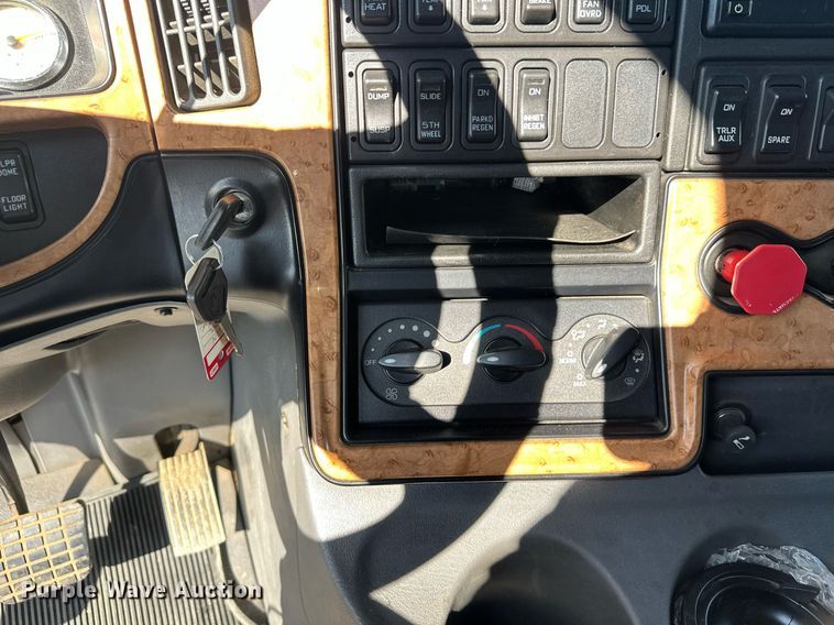 image for item DT6368 2014 International Prostar+ 122 semi truck