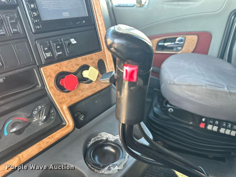 image for item DT6368 2014 International Prostar+ 122 semi truck