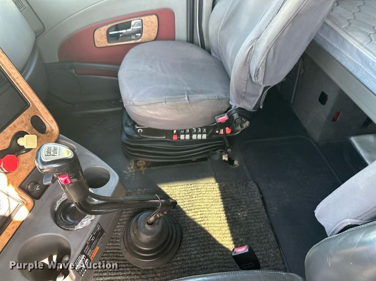 image for item DT6368 2014 International Prostar+ 122 semi truck