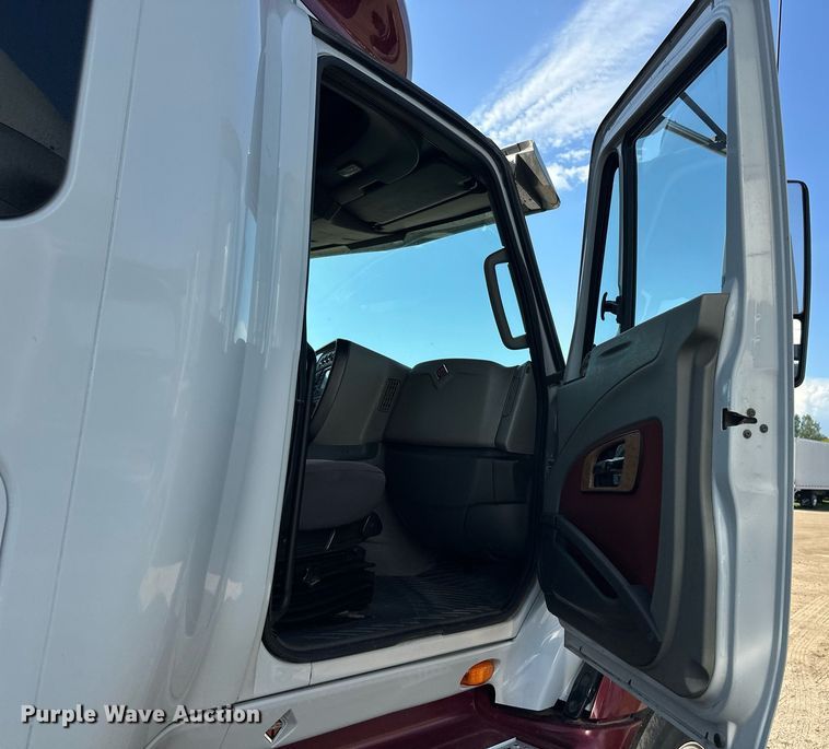 image for item DT6368 2014 International Prostar+ 122 semi truck