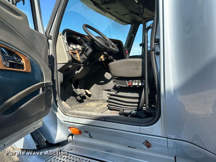 image for item DT6369 2015 International Prostar+ 122 semi truck