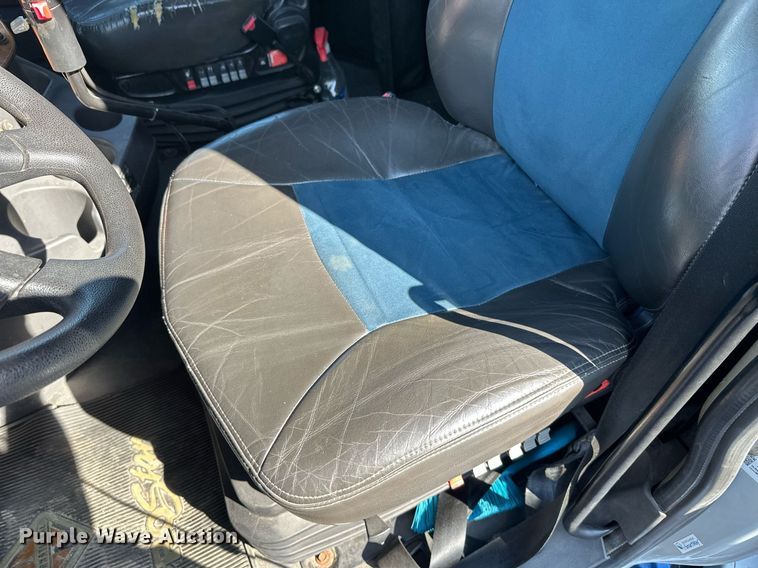 image for item DT6369 2015 International Prostar+ 122 semi truck