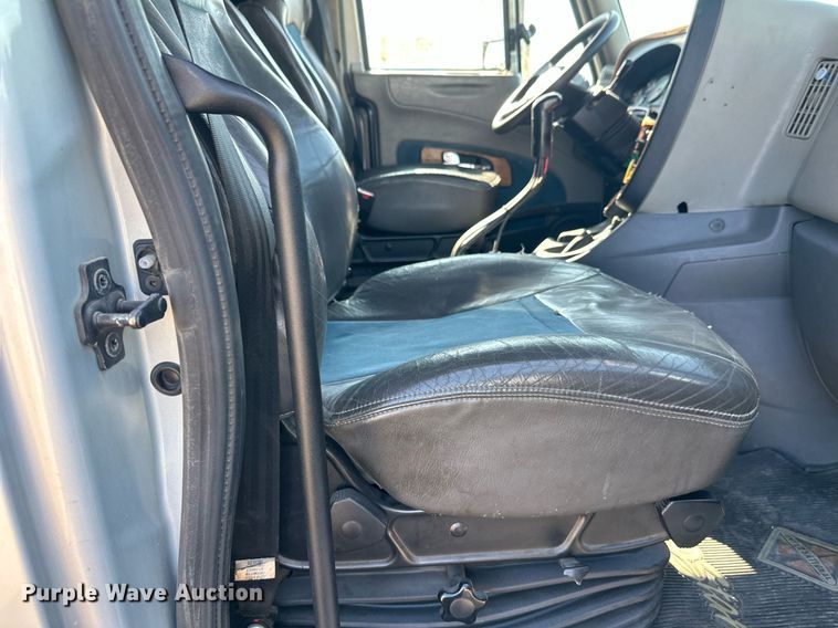 image for item DT6369 2015 International Prostar+ 122 semi truck