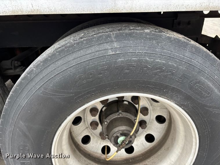 image for item DU1282 2013 Wabash refrigerated van trailer