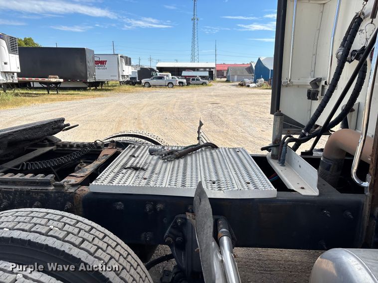 image for item DU1289 2012 Peterbilt 386 semi truck